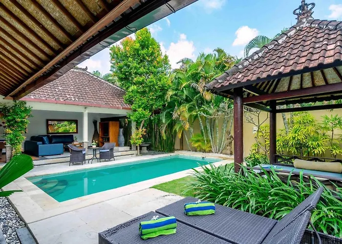 C 4 Bedroom Private Pool & Kitchen Legian *